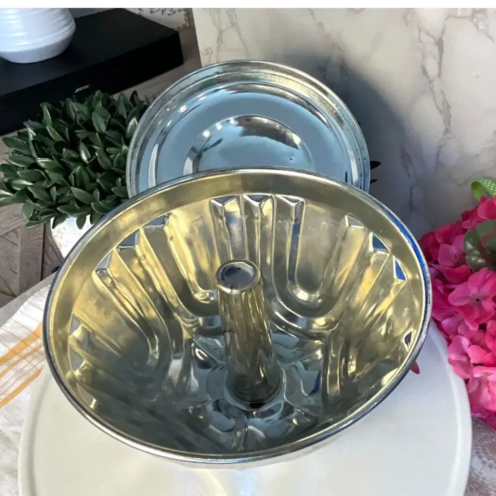 Vintage steamed pudding mold with lid; metal fluted sides Christmas pudding